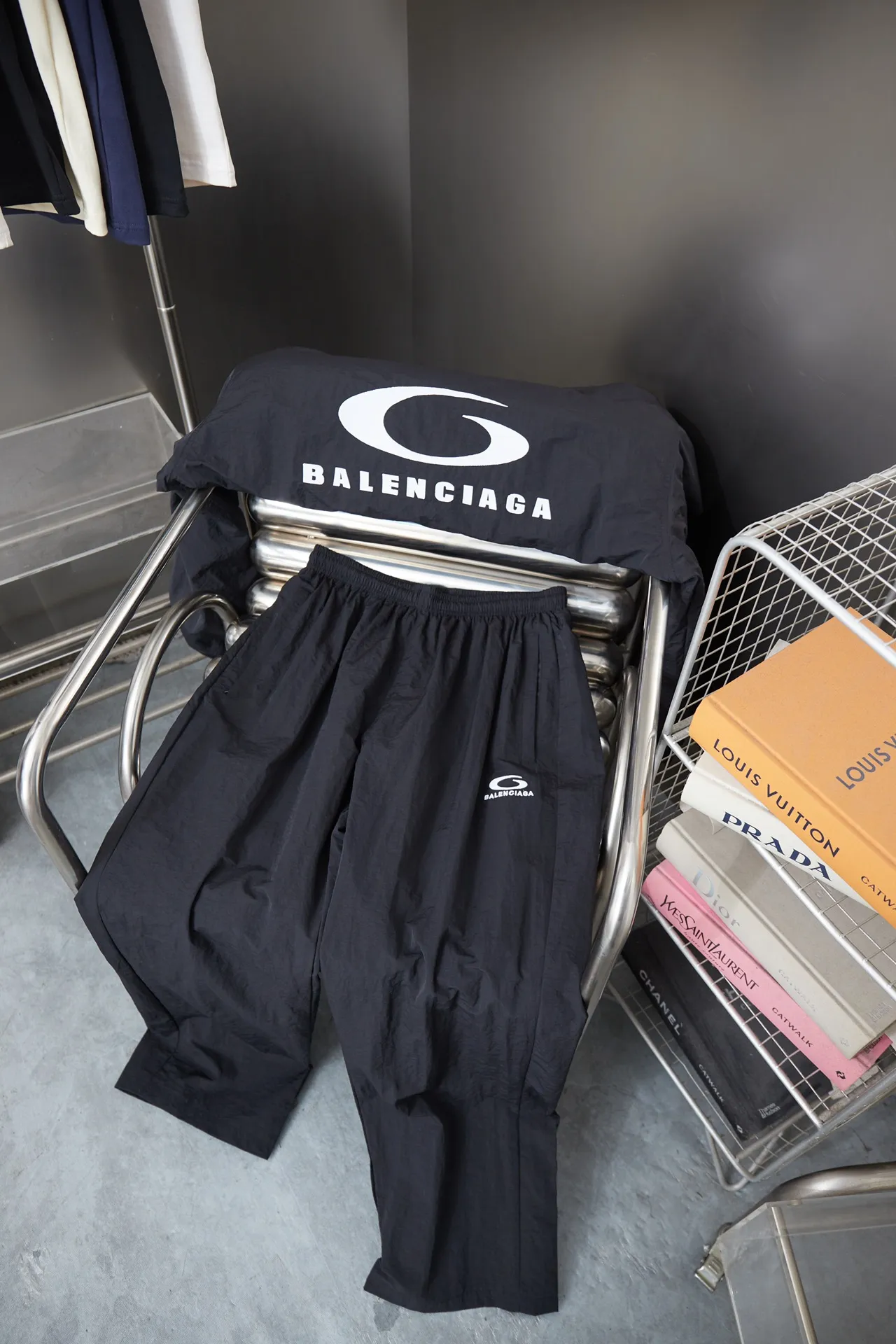 Balenciaga 𝘽𝘼𝙇𝙀𝙉𝘾𝙄𝘼𝙂𝘼 BLCG 26SS 71 front and rear half-circle letter embroidered sports suit Light luxury essential item for daily commuting for men and women Correct version Welcome to compare Detailed features · Customized matt Taslan jacket fabric · The fabric has undergone a waterproof coating process · The interior is made of three-grade polyester bird's eye mesh · OS ultra-loose silhouette design · Side zipper pockets Small stand-up collar design · Internal zipper pocket design · Elastic waistband design at the hem · Customized molded hardware zippers Jacket double puller design · Tajima high-speed embroidery machine with 100,000-needle three-dimensional design · Double side pockets on trousers · Original main mark washed tag brand packaging Color: Black/Milk Apricot Size: 46/48/50/52